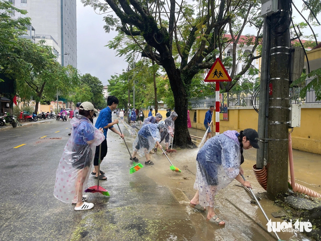 Hàng trăm bạn trẻ Huế xắn tay dọn dẹp trường học, đường phố sau lũ - Ảnh 8.