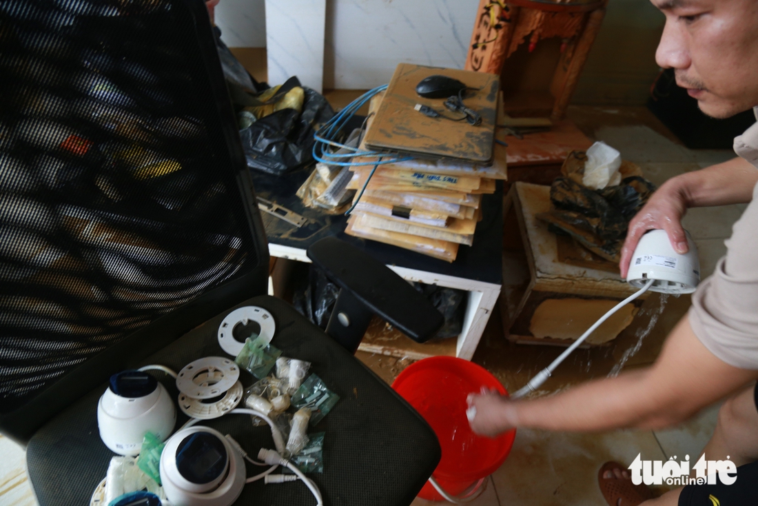 Hộ kinh doanh ở Huế thẫn thờ nhìn hàng hóa thiệt hại sau lũ - Ảnh 8.