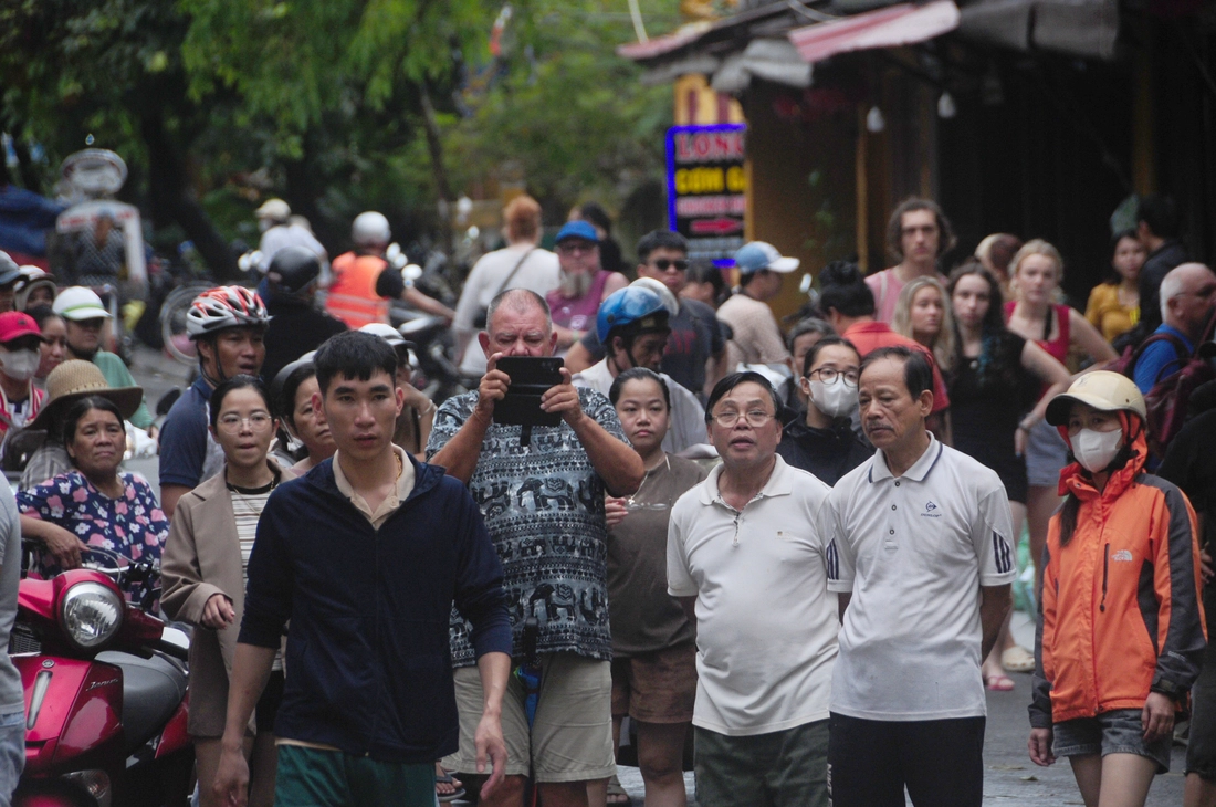 Người nước ngoài và chuyến trải nghiệm ngập lụt lịch sử ở Hội An - Ảnh 3.