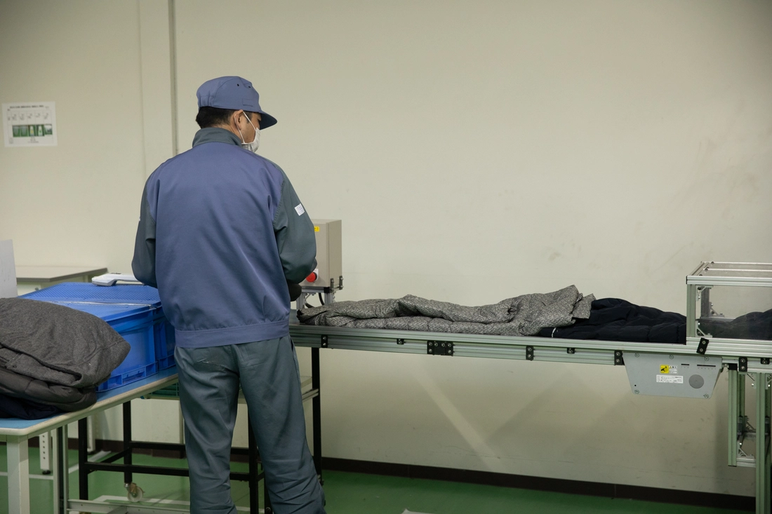 Cận cảnh quy trình 'hồi sinh' hàng triệu áo lông vũ cũ tại nhà máy tái chế ở Nhật Bản - Ảnh 2.