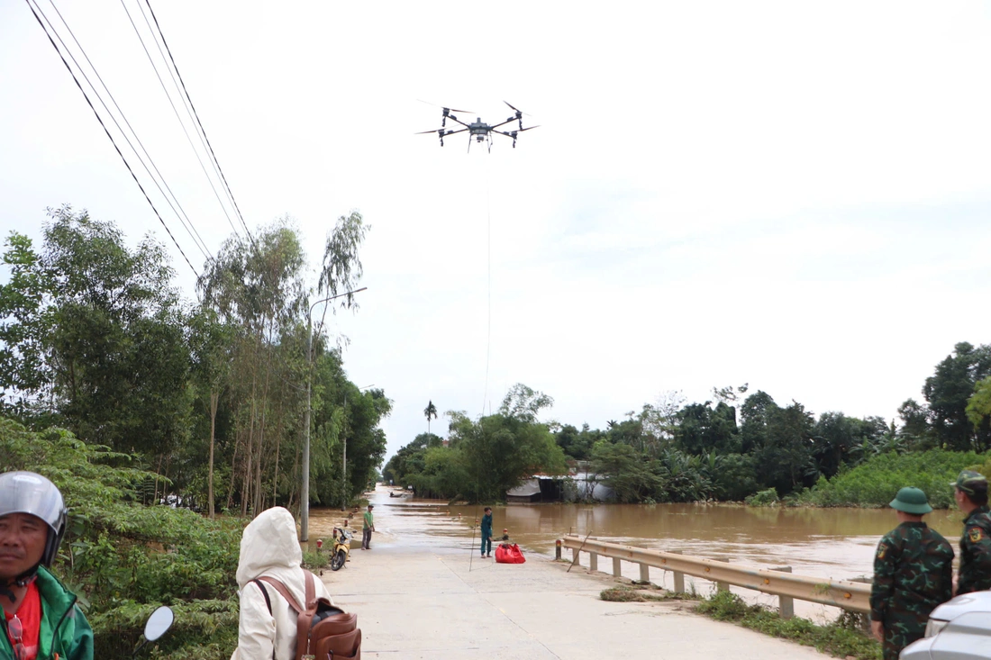Lạ mắt với đội drone bay chở hàng tiếp tế dân vùng rốn lũ - Ảnh 11.
