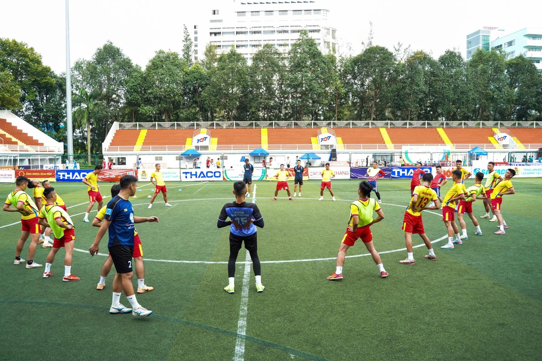 Các đội bóng nỗ lực tập luyện trước giờ khởi tranh VCK Giải bóng đá công nhân, viên chức Việt Nam - Ảnh 2.