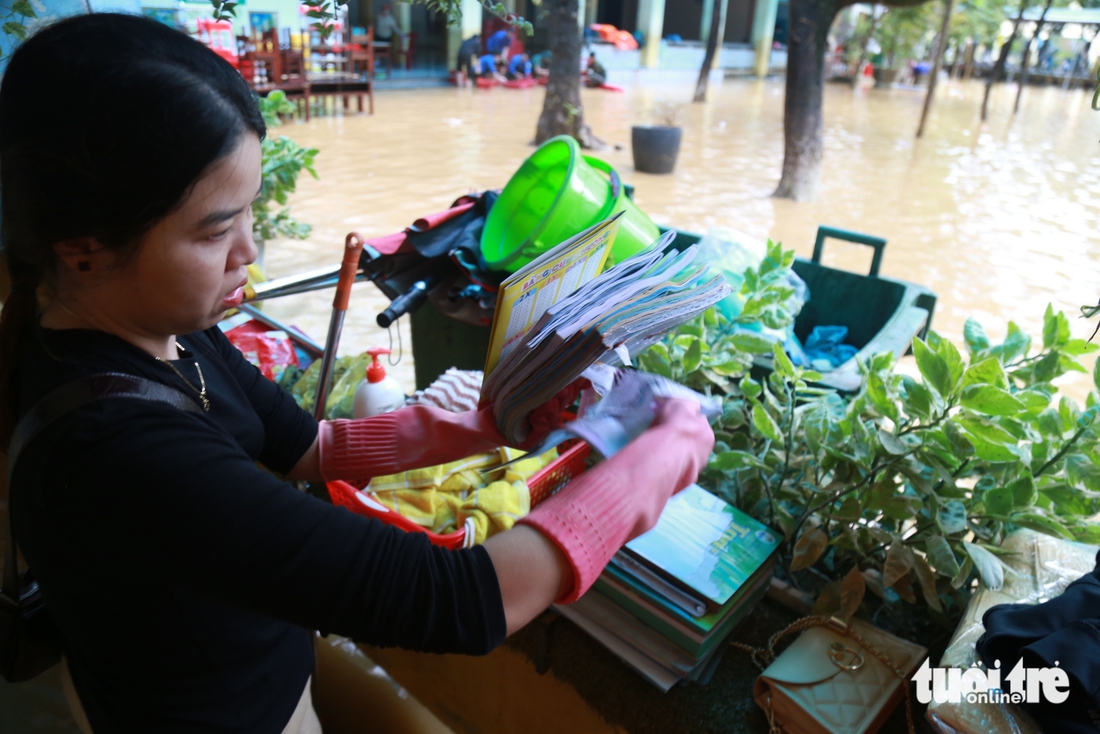 Sách vở, bàn ghế ngập bùn sau lụt, thầy trò ở Huế tất bật dọn trường - Ảnh 6.