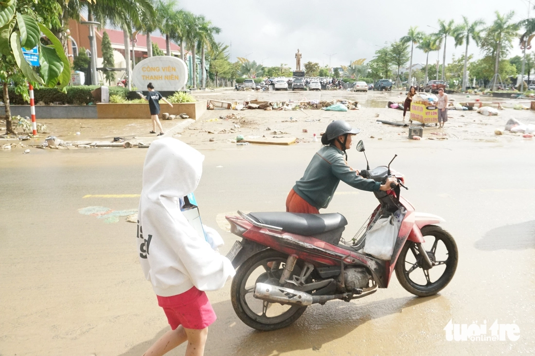 Sau lũ lụt lịch sử, quốc lộ 1 qua Đà Nẵng vẫn ngập, ngổn ngang khắp nơi - Ảnh 5.