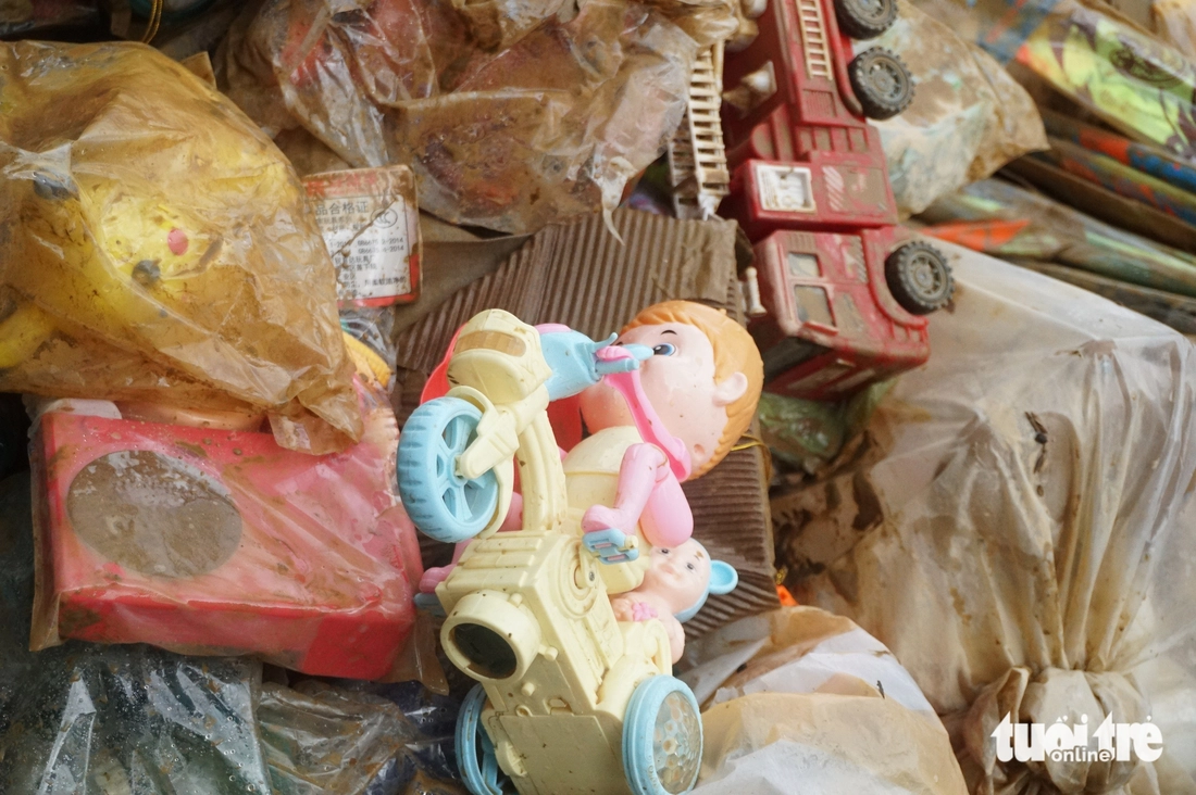 Sau lũ lụt lịch sử, quốc lộ 1 qua Đà Nẵng vẫn ngập, ngổn ngang khắp nơi - Ảnh 6.