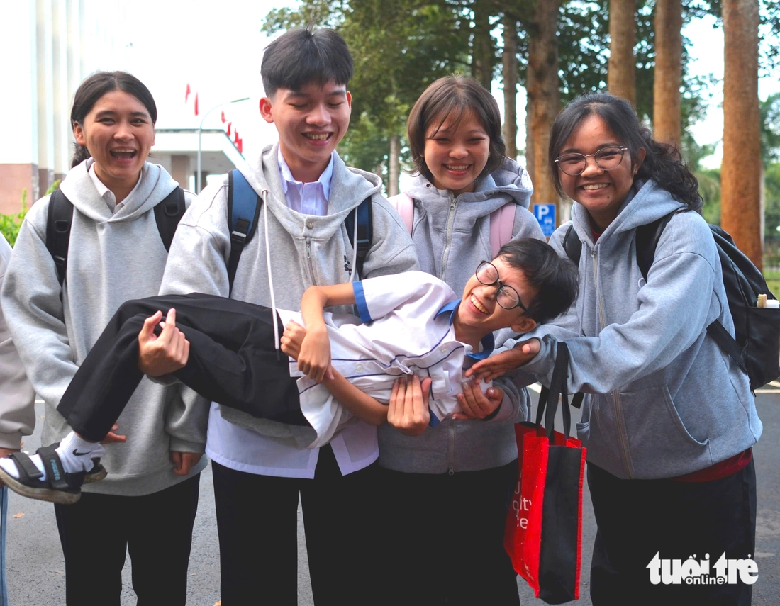 Tân sinh viên Sư phạm kỹ thuật chưa từng thấy cha, làm thêm 3 việc: Học bổng làm tôi thấy hạnh phúc - Ảnh 1. Tiếp sức đến trường - Ảnh 2.