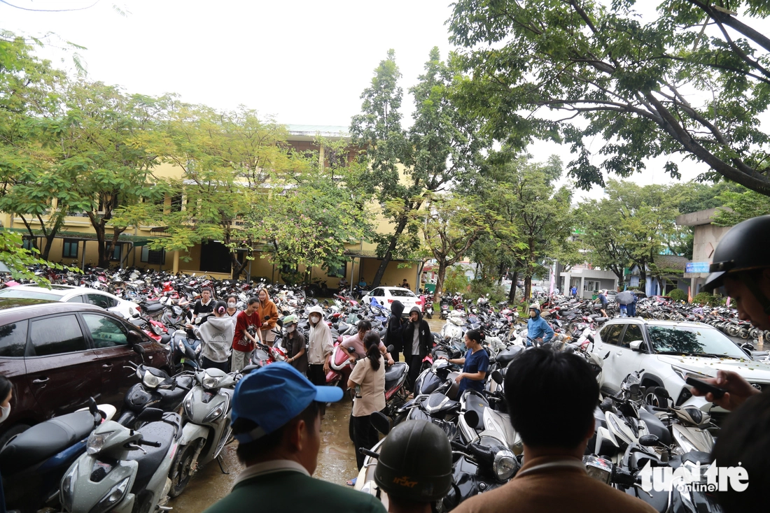 Sau lũ ở Huế, xe máy hư hỏng xếp hàng la liệt chờ sửa - Ảnh 2.
