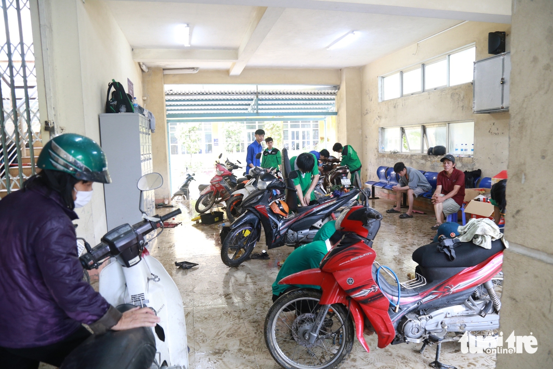 Sau lũ ở Huế, xe máy hư hỏng xếp hàng la liệt chờ sửa - Ảnh 8.