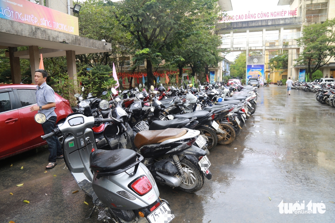 Sau lũ ở Huế, xe máy hư hỏng xếp hàng la liệt chờ sửa - Ảnh 5.