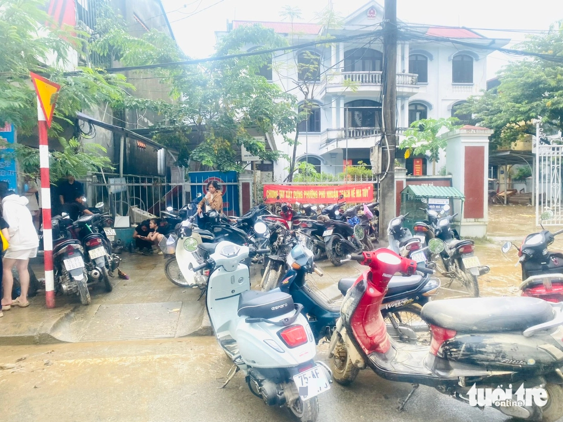 Sau lũ ở Huế, xe máy hư hỏng xếp hàng la liệt chờ sửa - Ảnh 4.