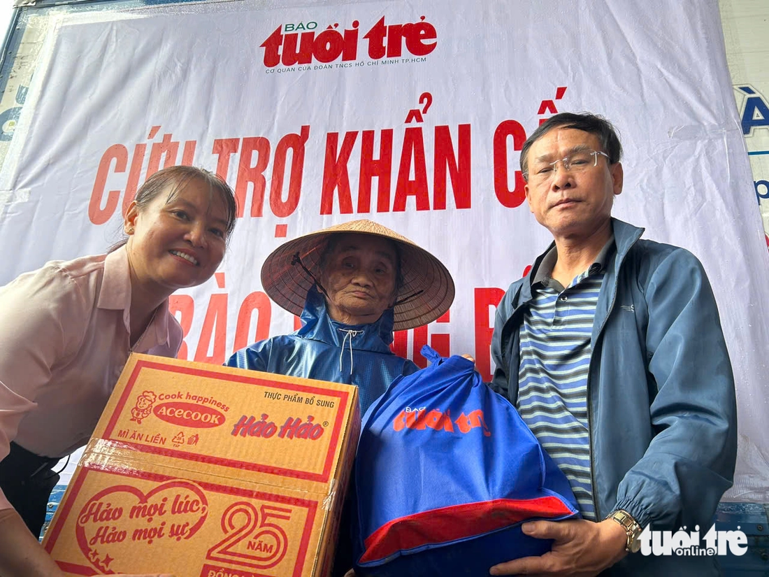 Vượt sạt lở, báo Tuổi Trẻ cứu trợ vùng rốn lũ ở thượng nguồn Thu Bồn - Ảnh 2.