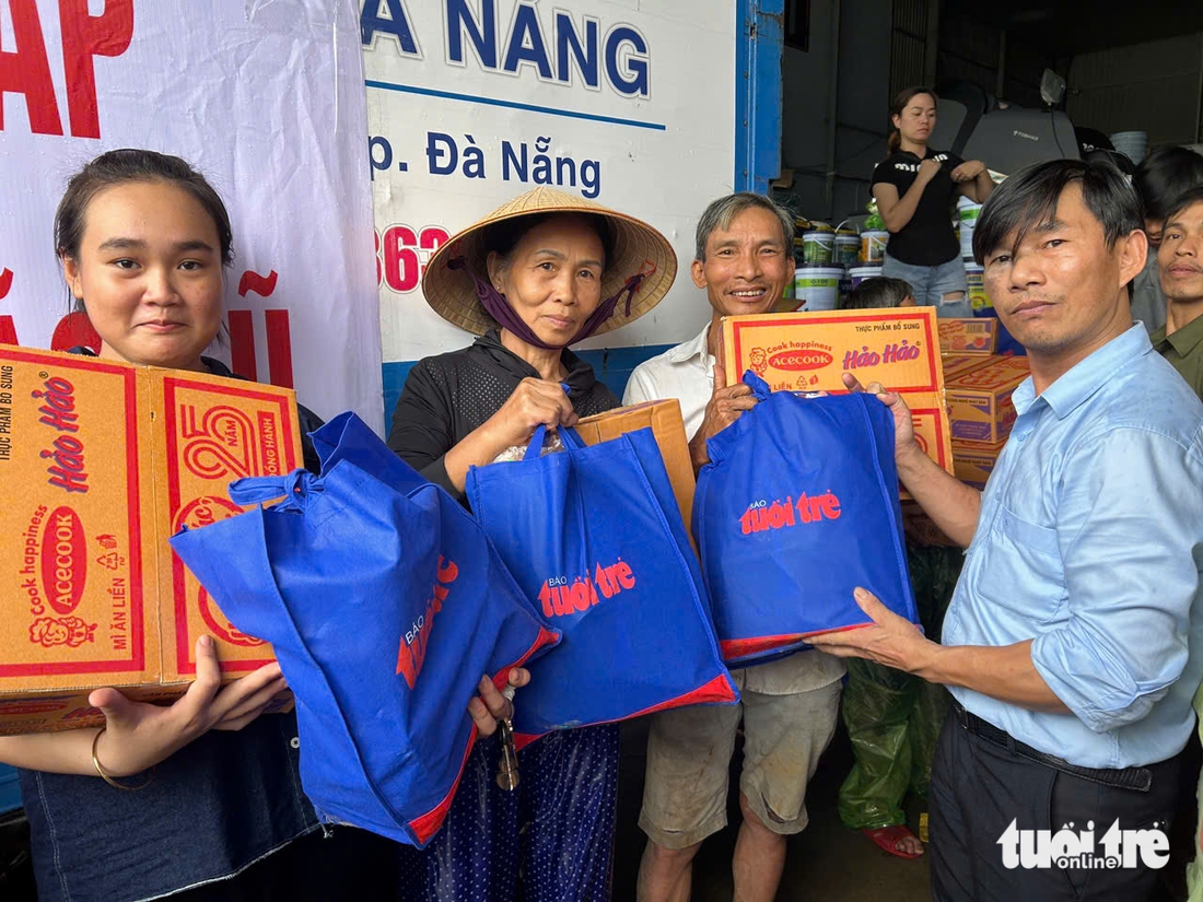 Vượt sạt lở, báo Tuổi Trẻ cứu trợ vùng rốn lũ ở thượng nguồn Thu Bồn - Ảnh 3.