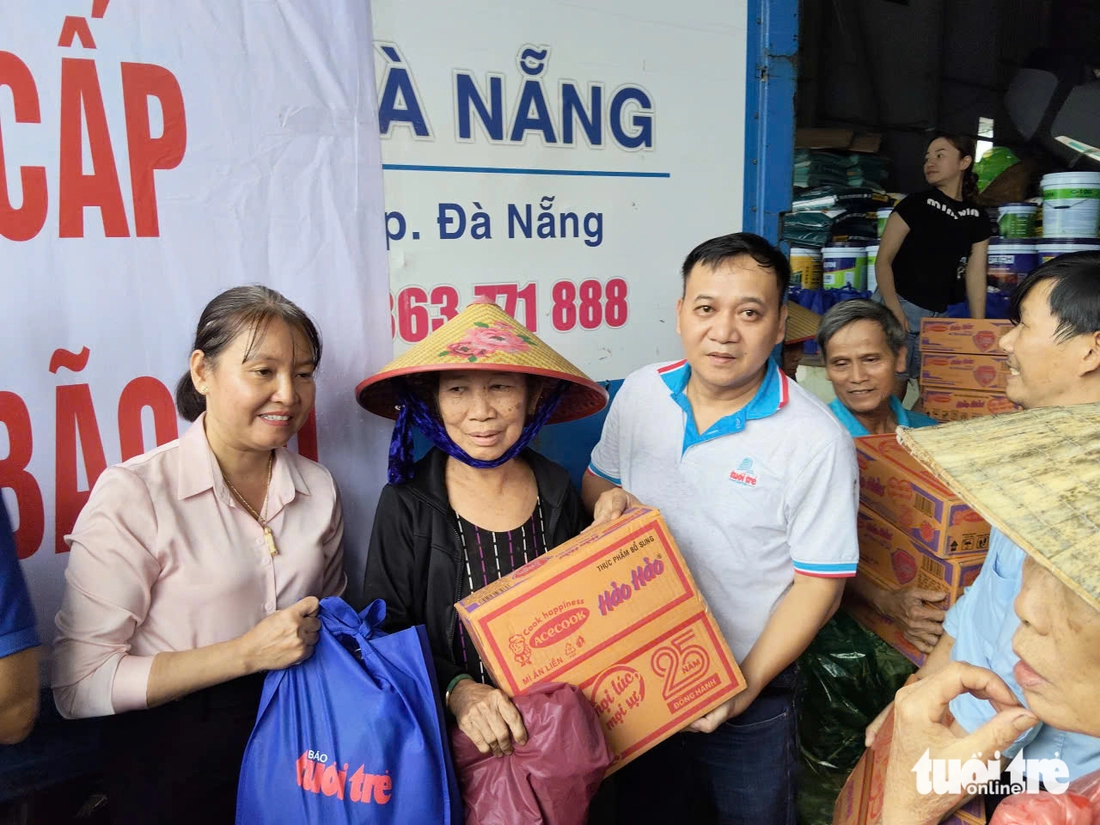 Vượt sạt lở, báo Tuổi Trẻ cứu trợ vùng rốn lũ ở thượng nguồn Thu Bồn - Ảnh 4.