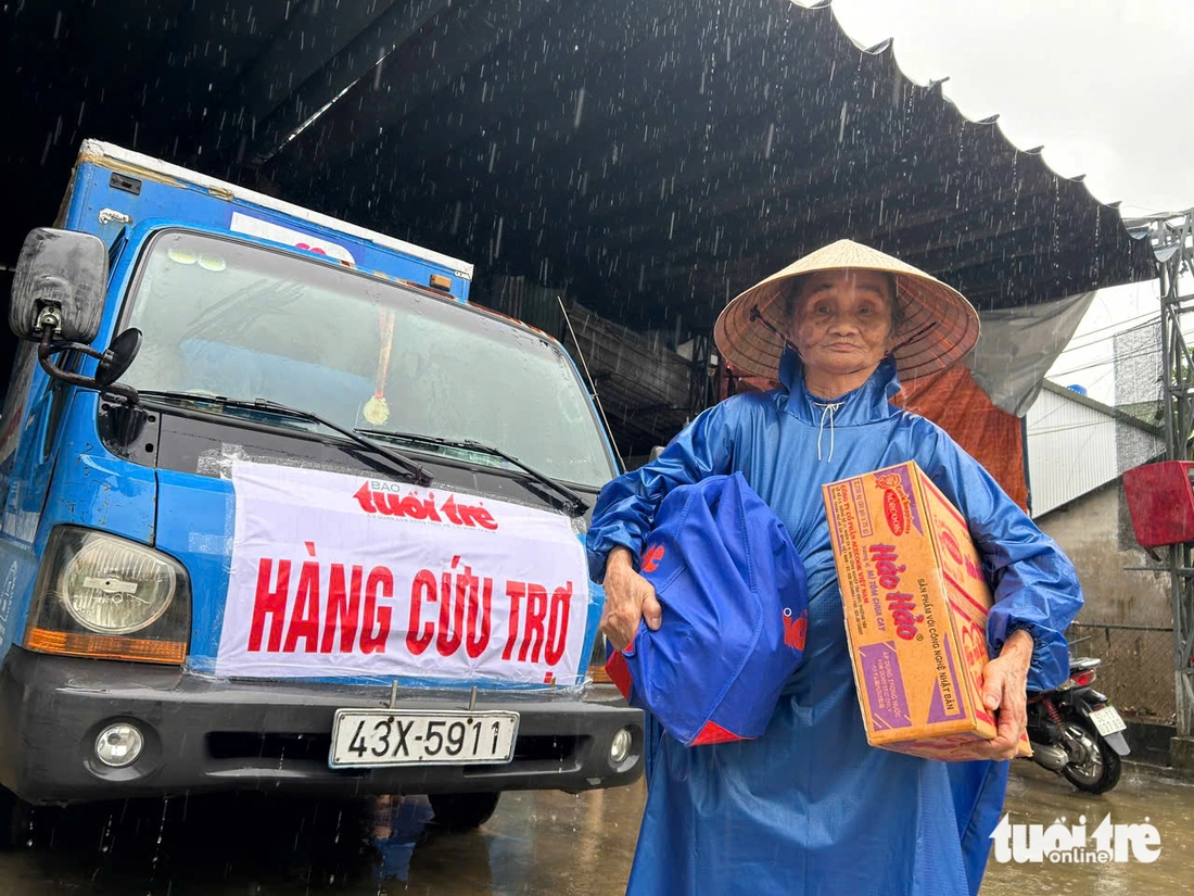 Vượt sạt lở, báo Tuổi Trẻ cứu trợ vùng rốn lũ ở thượng nguồn Thu Bồn - Ảnh 5.