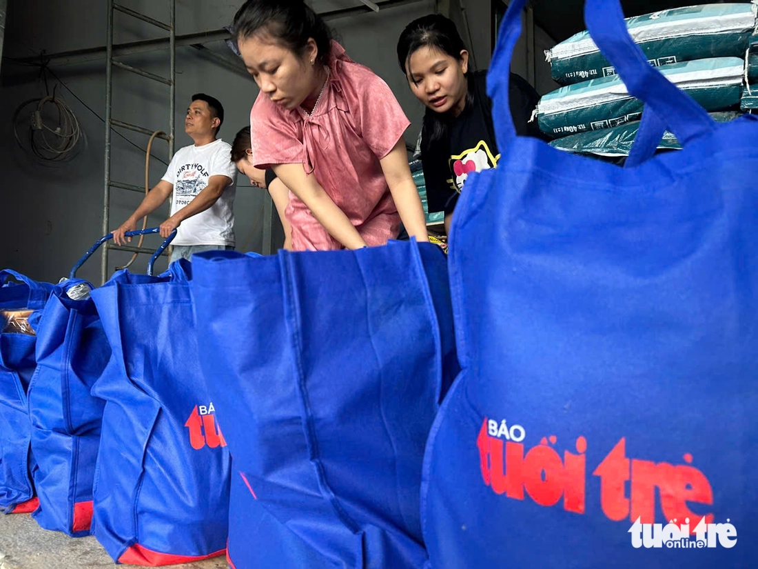 Vượt sạt lở, báo Tuổi Trẻ cứu trợ vùng rốn lũ ở thượng nguồn Thu Bồn - Ảnh 7.