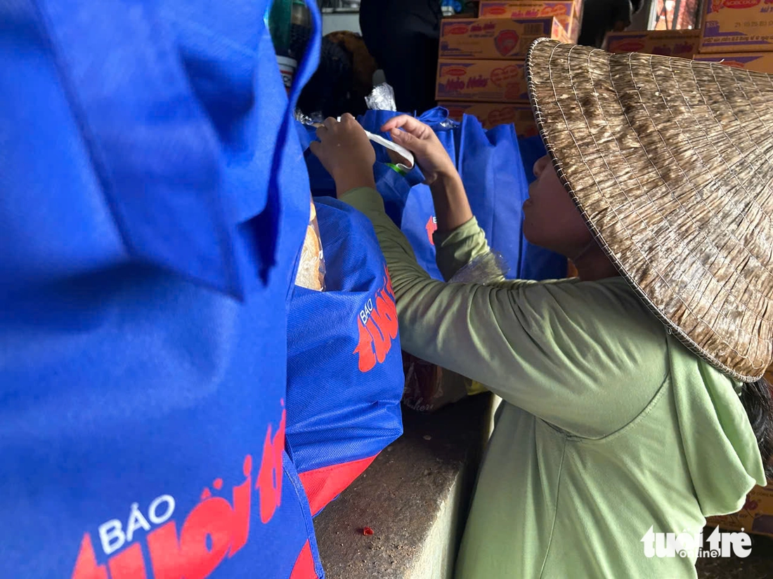 Vượt sạt lở, báo Tuổi Trẻ cứu trợ vùng rốn lũ ở thượng nguồn Thu Bồn - Ảnh 8.