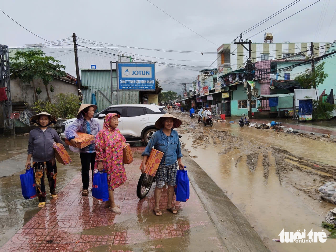 Vượt sạt lở, báo Tuổi Trẻ cứu trợ vùng rốn lũ ở thượng nguồn Thu Bồn - Ảnh 9.