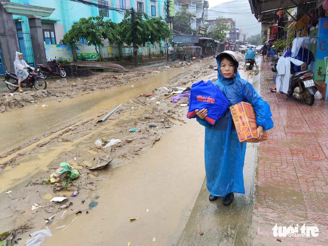 Vượt sạt lở, báo Tuổi Trẻ cứu trợ vùng rốn lũ ở thượng nguồn Thu Bồn - Ảnh 10.
