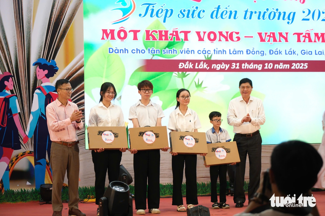 'Chỉ còn 1 mình tôi nên vào đại học không, và tôi vẫn bước đi', nam SV được trao 50 triệu đồng - Ảnh 21. Tiếp sức đến trường - Ảnh 18.