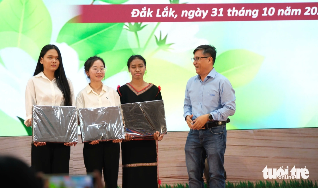 'Chỉ còn 1 mình tôi nên vào đại học không, và tôi vẫn bước đi', nam SV được trao 50 triệu đồng - Ảnh 22. Tiếp sức đến trường - Ảnh 19.