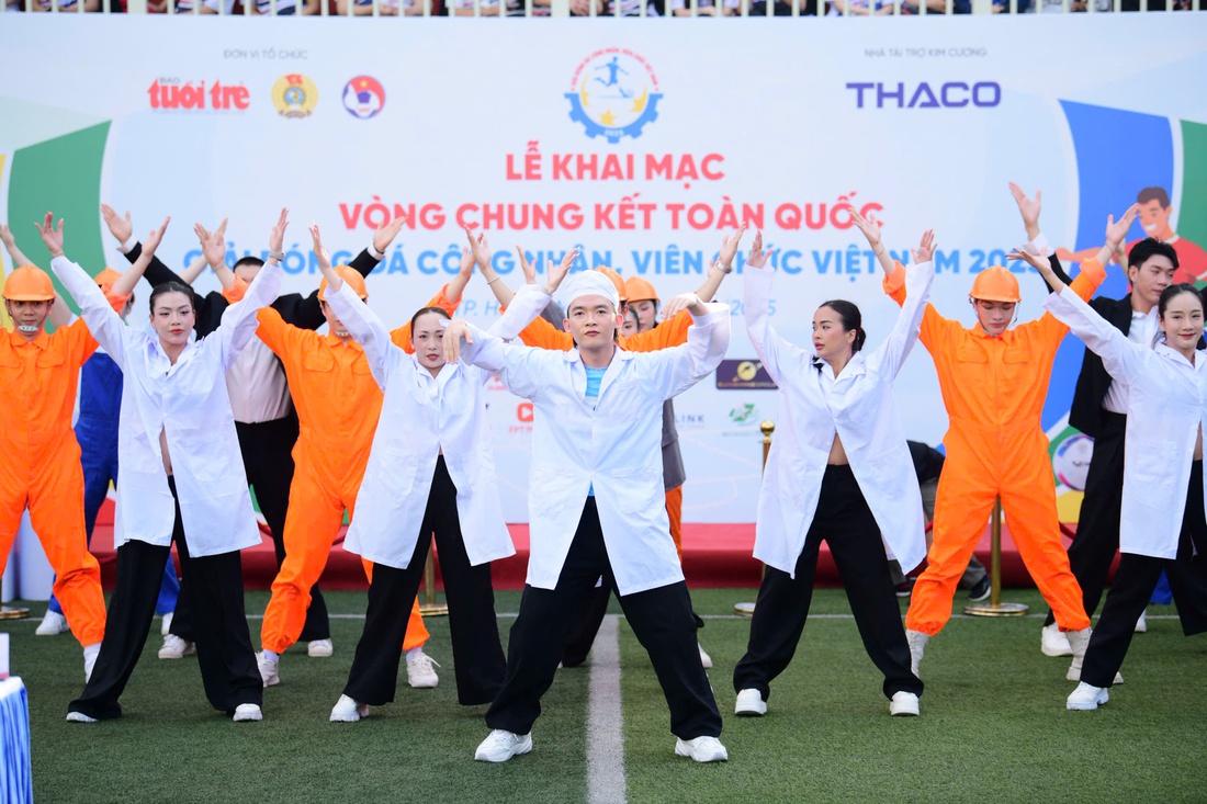 bóng đá công nhân - Ảnh 15.