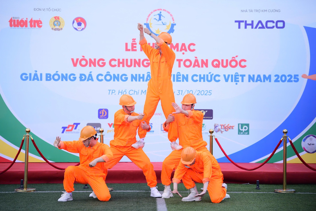 bóng đá công nhân - Ảnh 17.