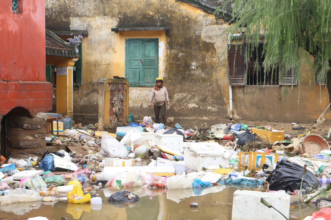 Người Hội An lấy sơn đánh dấu mốc kỷ lục lụt mới kể từ đại họa năm Thìn 1964 - Ảnh 13.