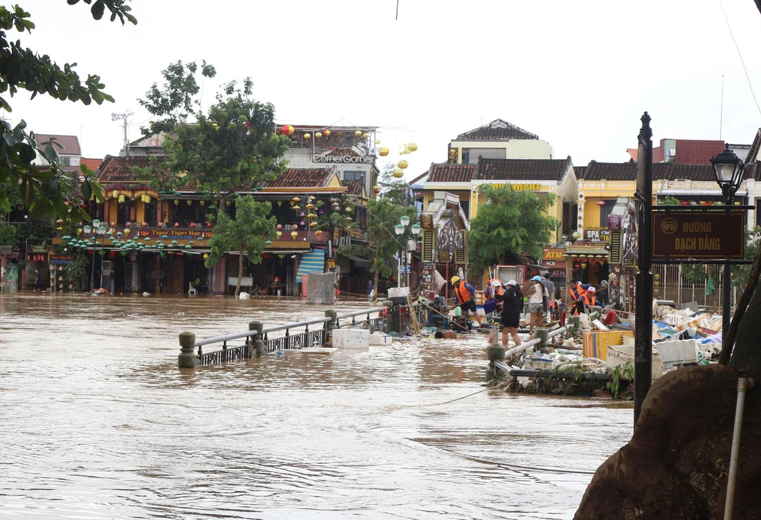 Người Hội An lấy sơn đánh dấu mốc kỷ lục lụt mới kể từ đại họa năm Thìn 1964 - Ảnh 11.