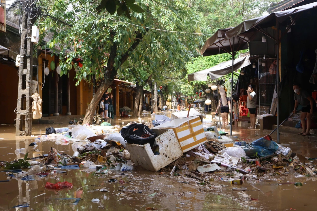 Người Hội An lấy sơn đánh dấu mốc kỷ lục lụt mới kể từ đại họa năm Thìn 1964 - Ảnh 12.