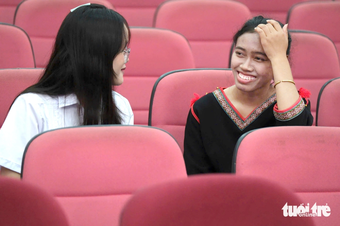 50 triệu đồng tặng nữ SV làm 'đôi mắt' cho mẹ từ năm lớp 6: Mẹ ơi xin mẹ đừng khóc nữa! - Ảnh 19.