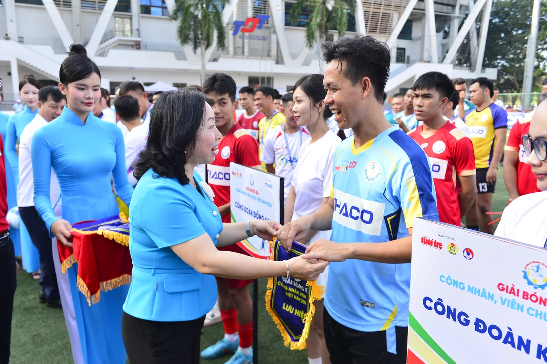 Khai mạc Vòng chung kết Giải bóng đá công nhân, viên chức Việt Nam 2025 - Ảnh 1.