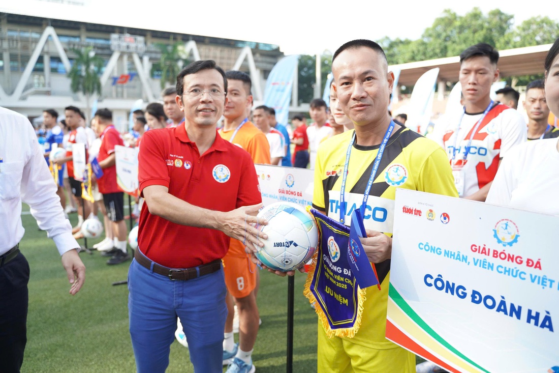 bóng đá công nhân - Ảnh 2.