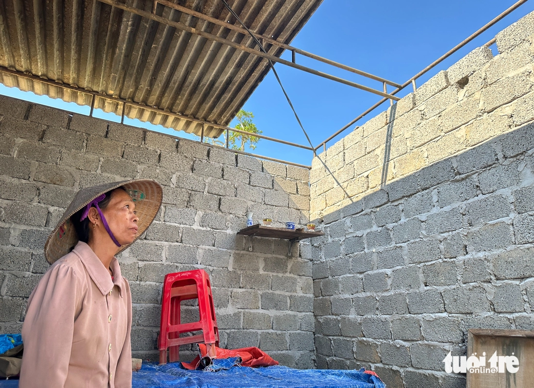 Trao tiền từ chương trình 'Lợp lại mái nhà cho người dân vùng bão' cho loạt người nghèo ở Nghệ An - Ảnh 1.