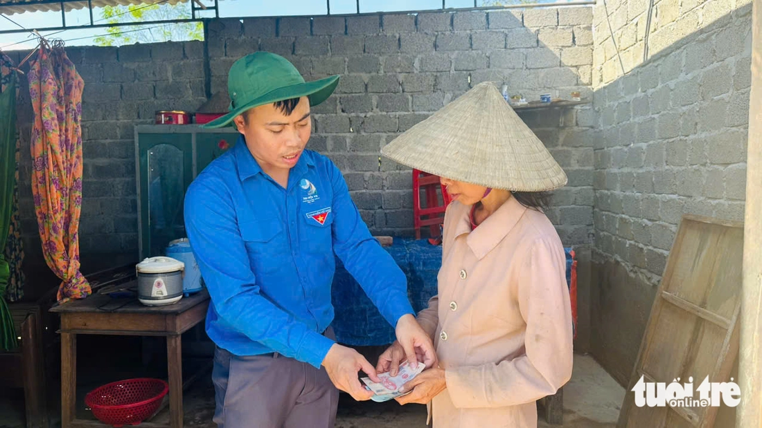 Trao tiền từ chương trình 'Lợp lại mái nhà cho người dân vùng bão' cho loạt người nghèo ở Nghệ An - Ảnh 5.