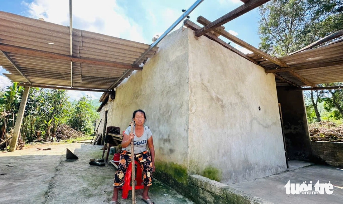 Trao tiền từ chương trình 'Lợp lại mái nhà cho người dân vùng bão' cho loạt người nghèo ở Nghệ An - Ảnh 7.