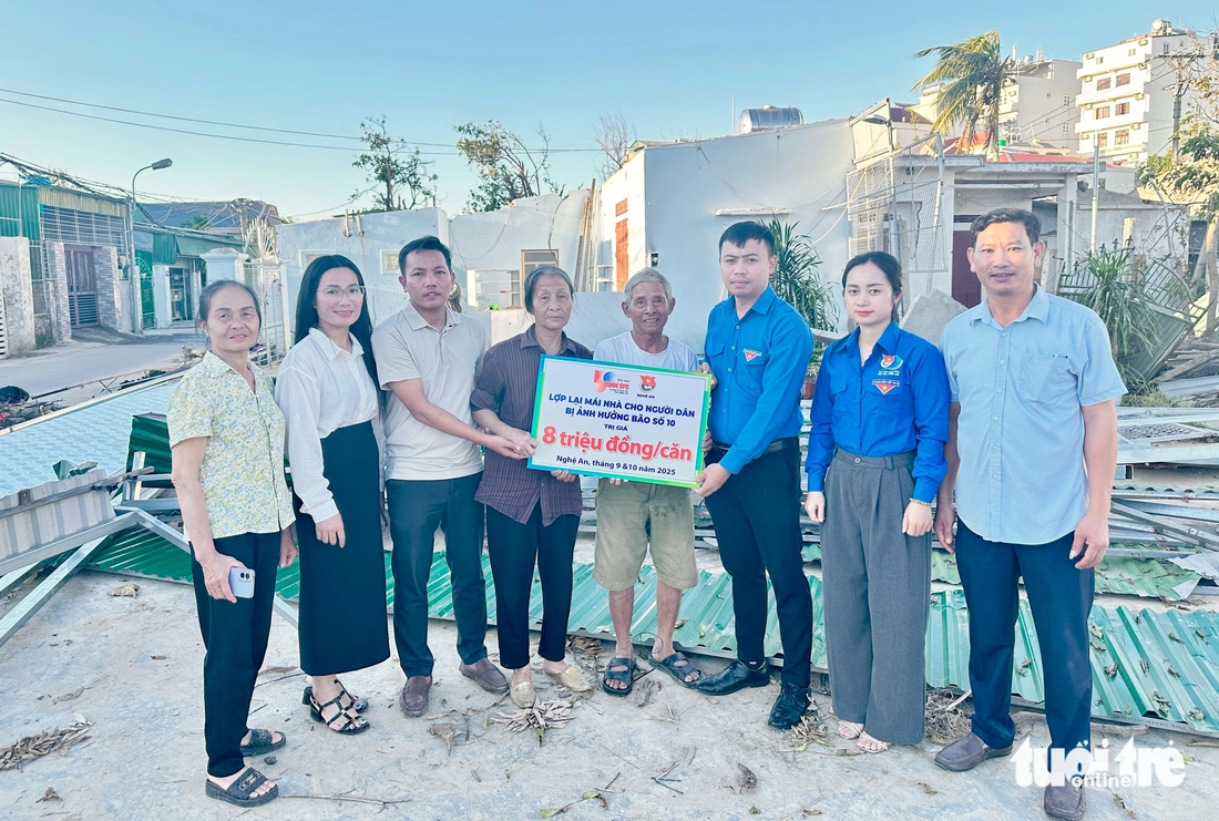 Trao tiền từ chương trình 'Lợp lại mái nhà cho người dân vùng bão' cho loạt người nghèo ở Nghệ An - Ảnh 9.
