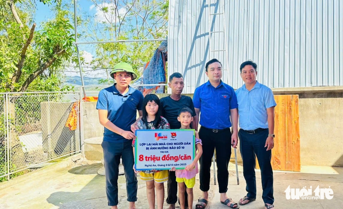 Trao tiền từ chương trình 'Lợp lại mái nhà cho người dân vùng bão' cho loạt người nghèo ở Nghệ An - Ảnh 10.