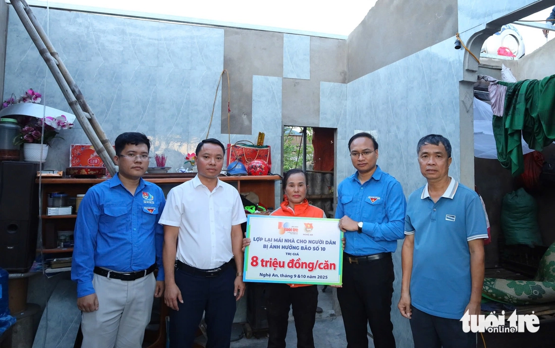 Trao tiền từ chương trình 'Lợp lại mái nhà cho người dân vùng bão' cho loạt người nghèo ở Nghệ An - Ảnh 11.