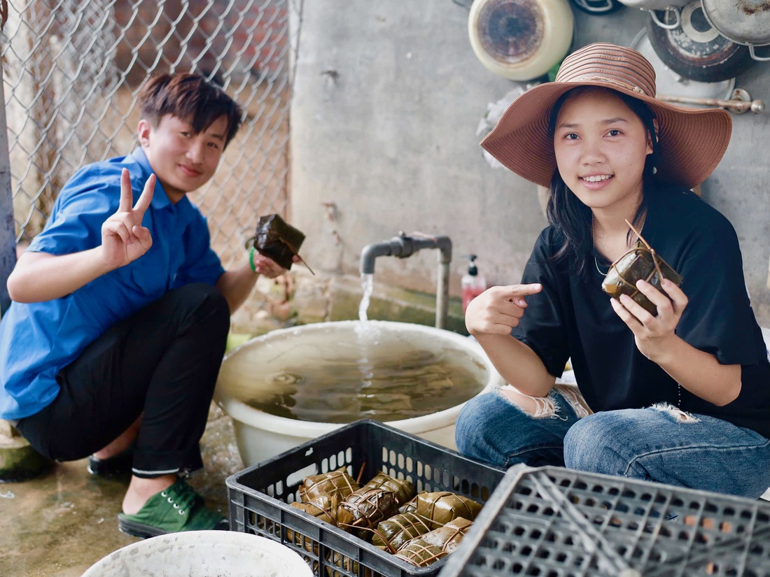 Người dân Đắk Lắk nấu bánh chưng gởi bà con vùng lũ Nghệ An - Ảnh 1.