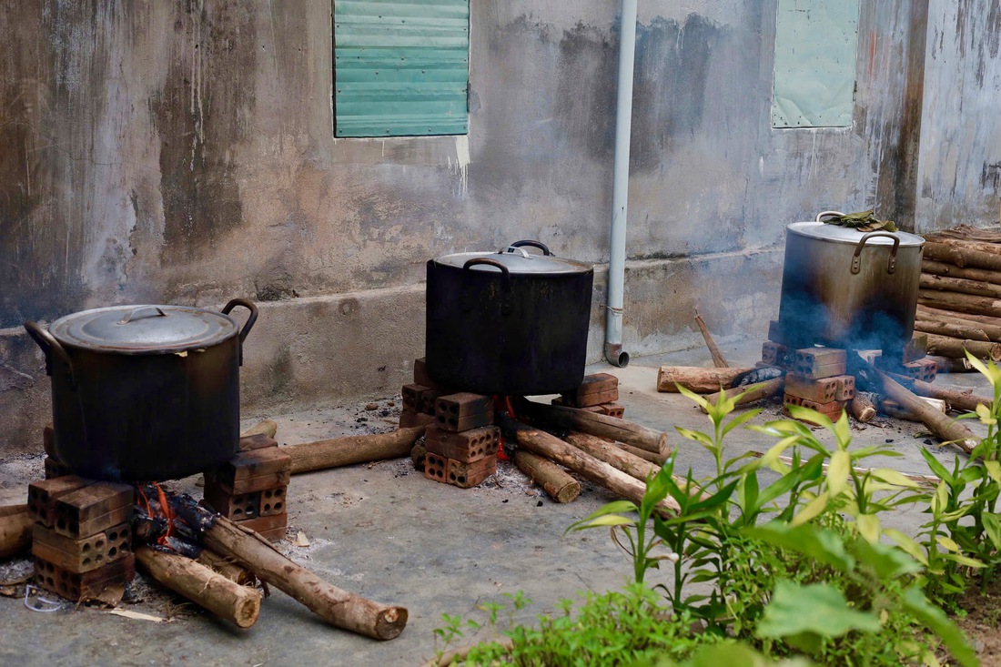 Người dân Đắk Lắk nấu bánh chưng gởi bà con vùng lũ Nghệ An - Ảnh 7.