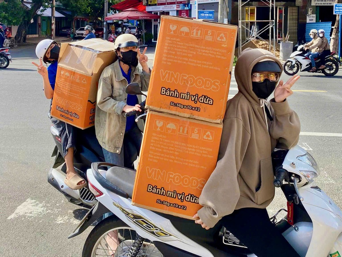 Người dân Đắk Lắk nấu bánh chưng gởi bà con vùng lũ Nghệ An - Ảnh 9.