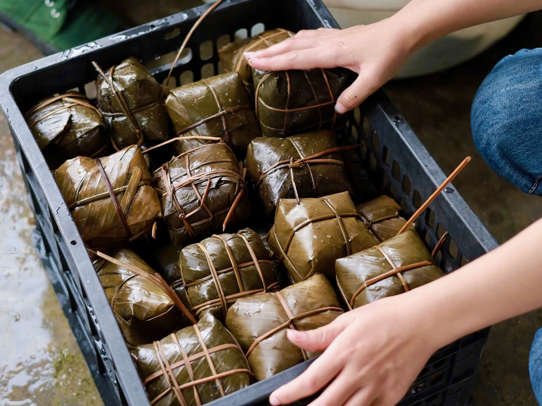 Người dân Đắk Lắk nấu bánh chưng gởi bà con vùng lũ Nghệ An - Ảnh 8.