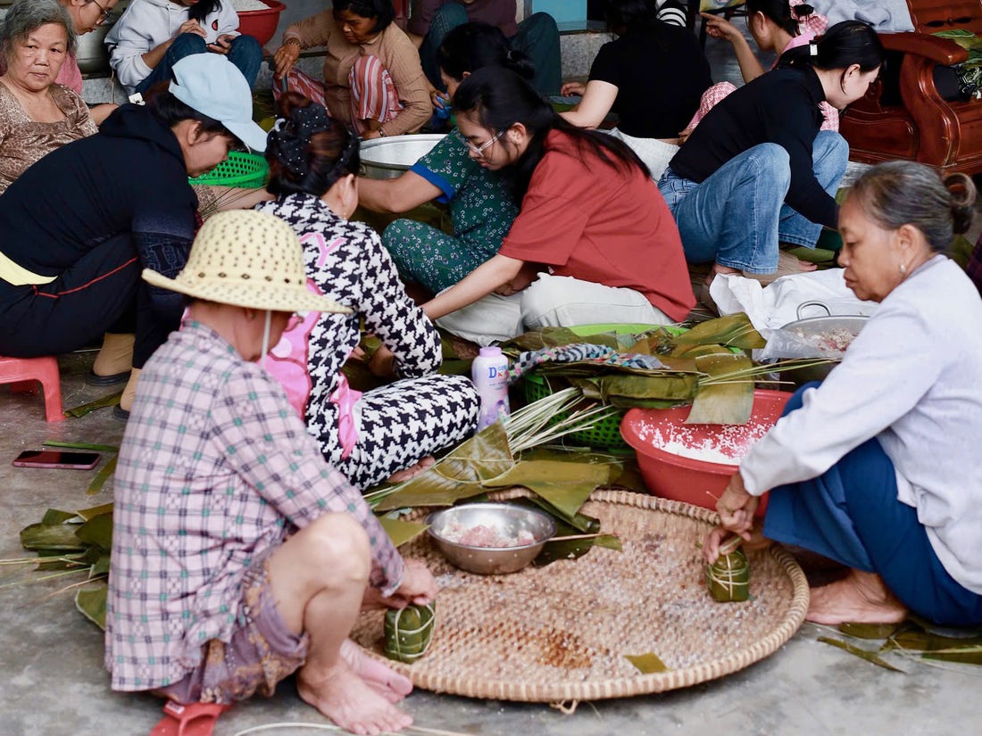 Người dân Đắk Lắk nấu bánh chưng gởi bà con vùng lũ Nghệ An - Ảnh 2.