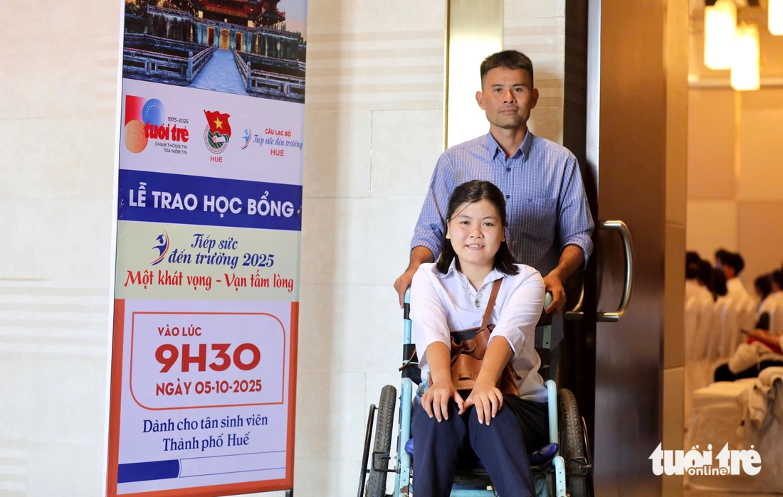 Nữ sinh mất hết cha mẹ: Bà nội 80 tuổi bị bệnh, mình dùng ít học bổng mua thuốc cho nội  - Ảnh 7.