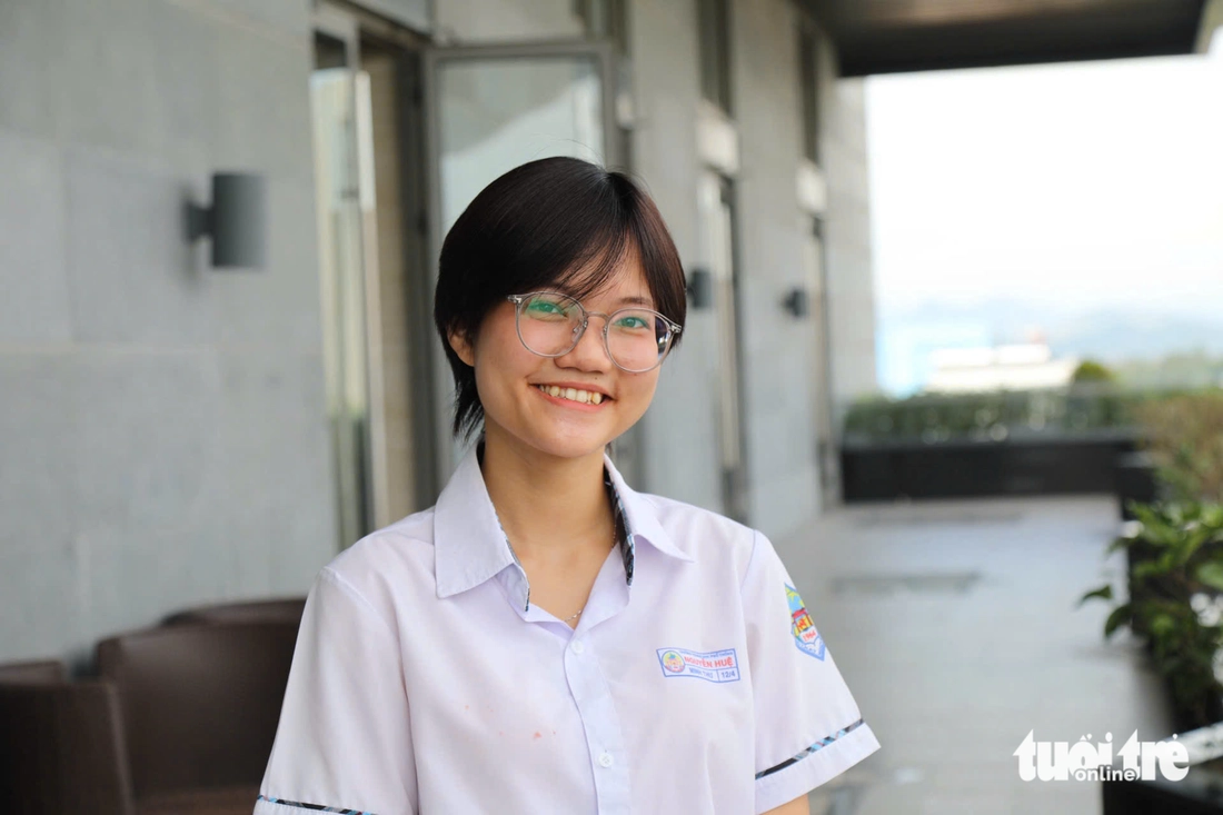 Nữ sinh mất hết cha mẹ: Bà nội 80 tuổi bị bệnh, mình dùng ít học bổng mua thuốc cho nội  - Ảnh 5.