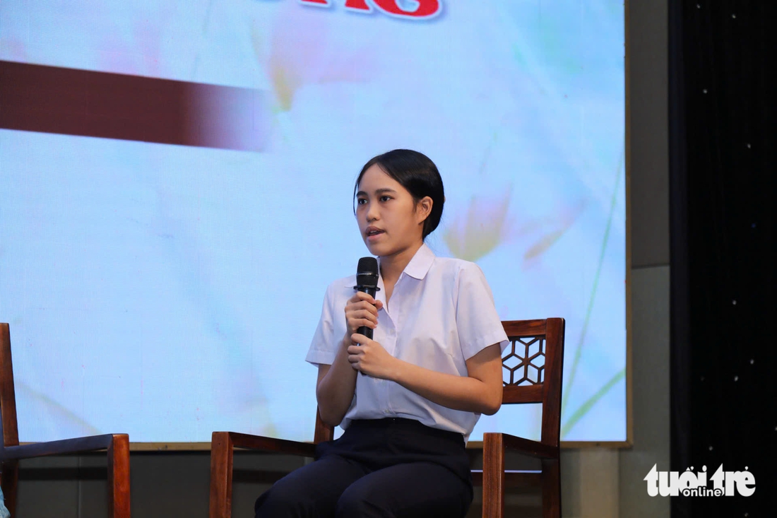 Mẹ mù chưa từng thấy mặt mình, nhưng mình ráng học làm ánh sáng cho mẹ - Ảnh 3.