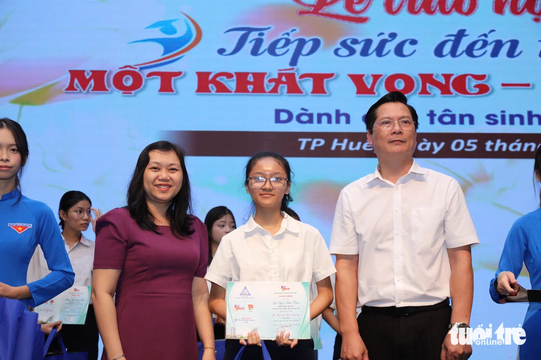 Mẹ mù chưa từng thấy mặt mình, nhưng mình ráng học làm ánh sáng cho mẹ - Ảnh 17.