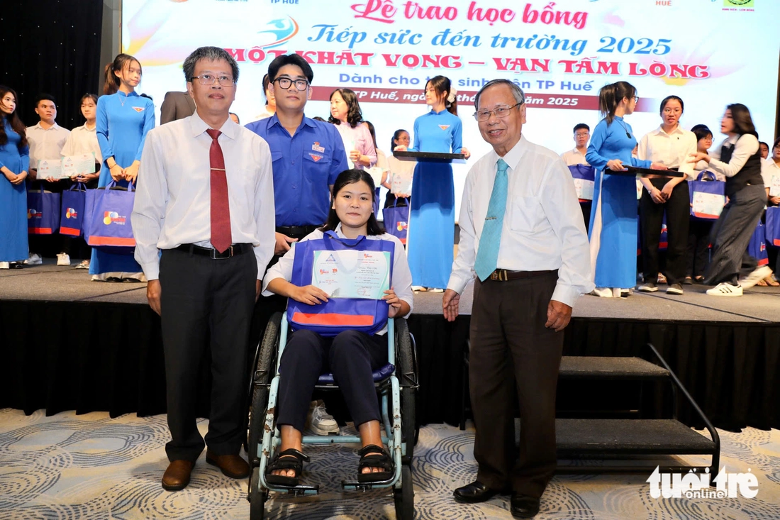 Mẹ mù chưa từng thấy mặt mình, nhưng mình ráng học làm ánh sáng cho mẹ - Ảnh 19.