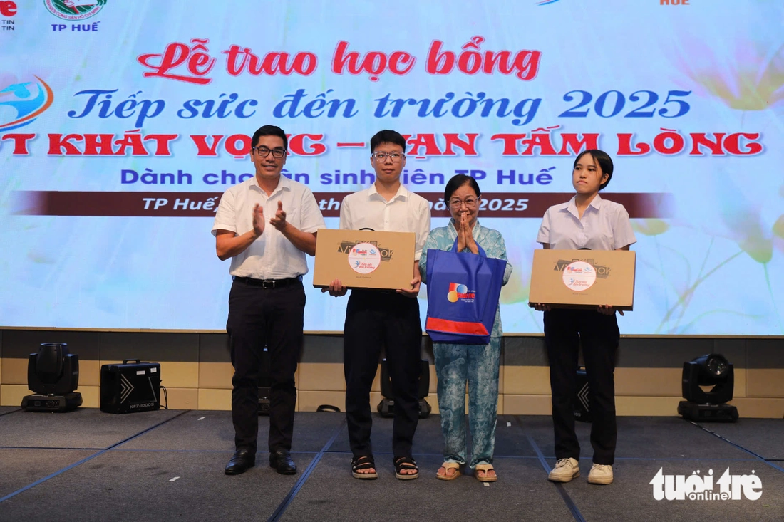 Mẹ mù chưa từng thấy mặt mình, nhưng mình ráng học làm ánh sáng cho mẹ - Ảnh 5.