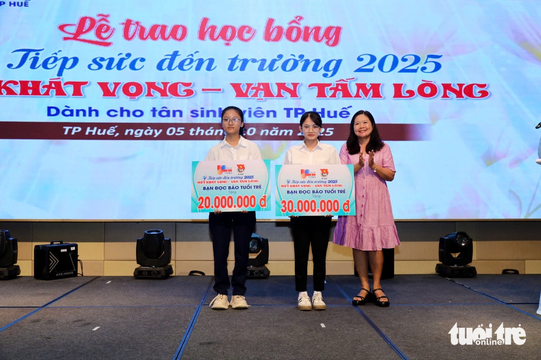 Mẹ mù chưa từng thấy mặt mình, nhưng mình ráng học làm ánh sáng cho mẹ - Ảnh 6.